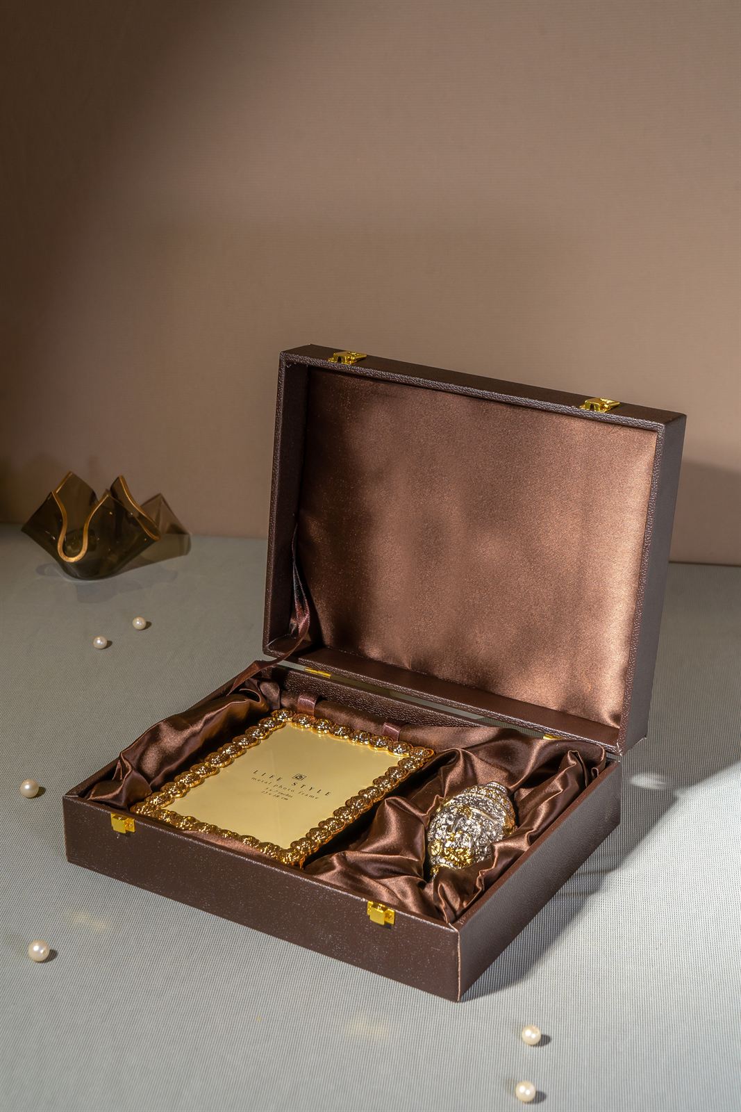 Royal Connoisseur Collection open gift trunk